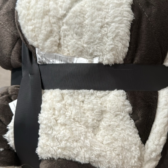 The seasons collection oversize plush throw - Picture 3 of 3